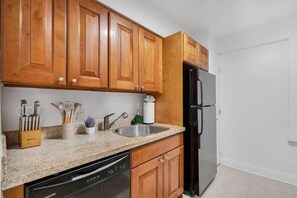 Fridge, microwave, oven, stovetop - Bayshore Hideaway | Pool, Gym, & Parking (Tampa)