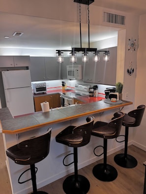 Kühlschrank, Mikrowelle, Ofen, Herdplatte