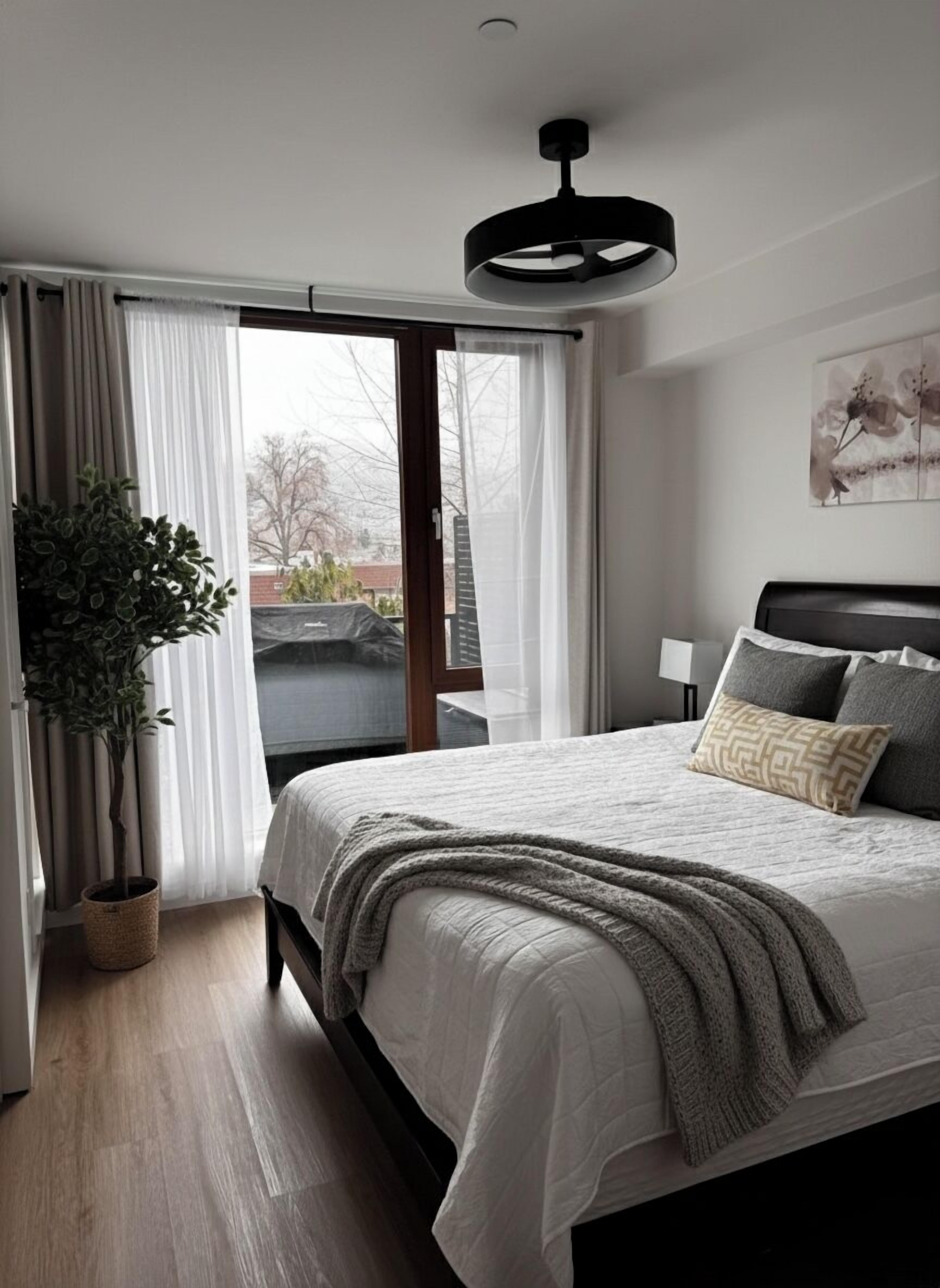 2 多间卧室、客房内保险箱、办公桌、熨斗/熨衣板