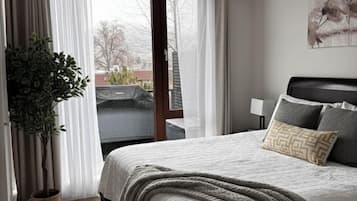 2 bedrooms, in-room safe, desk, iron/ironing board