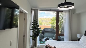 2 bedrooms, in-room safe, desk, iron/ironing board