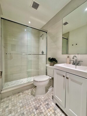 Towels, soap, toilet paper - The Yellow House: Cottage (West Palm Beach)