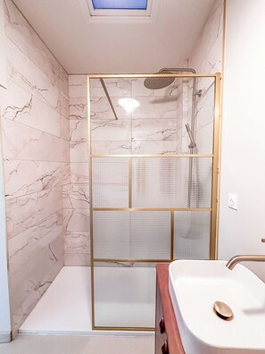 Douche, séchoir à cheveux, serviettes fournies, savon