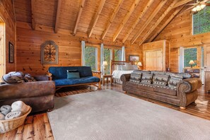 Smart TV, fireplace, video games, DVD player - Free Attractions+Hot tub, Pool Table, Arcade, Fireplace, Resort Pool, Jacuzzi (Sevierville)