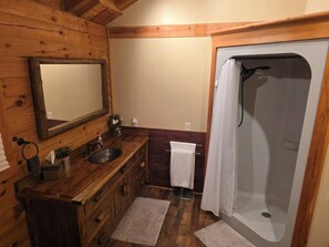 Dusche, Whirlpool, Haartrockner, Handtücher