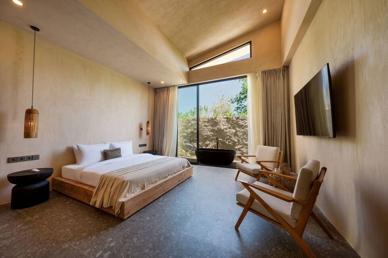 2 bedrooms, desk, WiFi, bed sheets