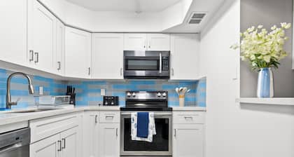 2-bedroom apartment in lovely Delray Beach with AC