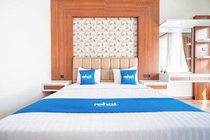 Desk, free WiFi - Rehat at Villa Golf Island Dago Resort I (Cimenyan)