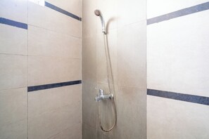 Kostenlose Toilettenartikel, Handtücher, Seife, Shampoo