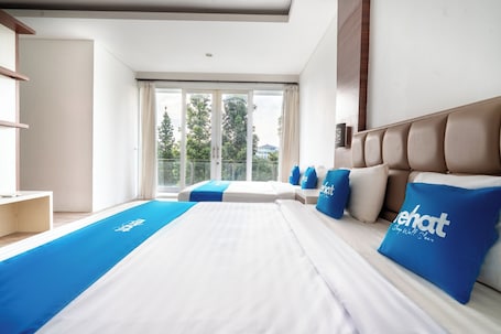 Escritorio y wifi gratis. Rehat at Villa Golf Island Dago Resort I