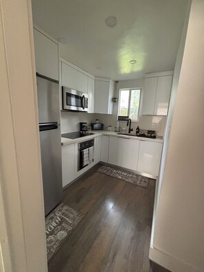 ثلاجة، ميكروويف، فرن، موقد طهي مسطح