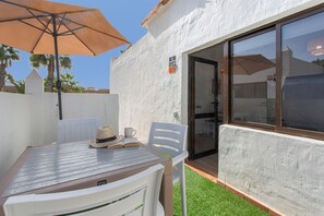 Outdoor dining - Vacation Apartment 'Brisa Azul' with Shared Pool, Private Terrace and Wi-Fi (Corralejo)