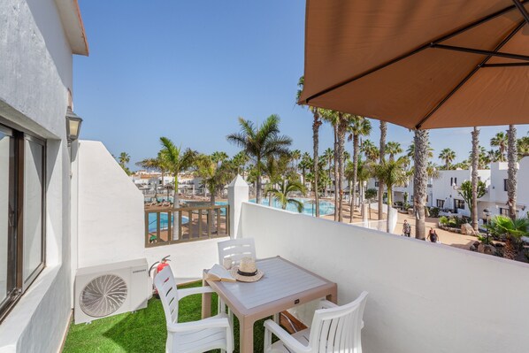 Outdoor dining - Vacation Apartment 'Brisa Azul' with Shared Pool, Private Terrace and Wi-Fi (Corralejo)