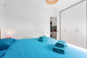 Una camera da letto con un letto, una lavatrice e un armadio.