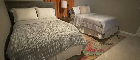 4 makuuhuonetta, työpöytä, Wi-Fi, vuodevaatteet