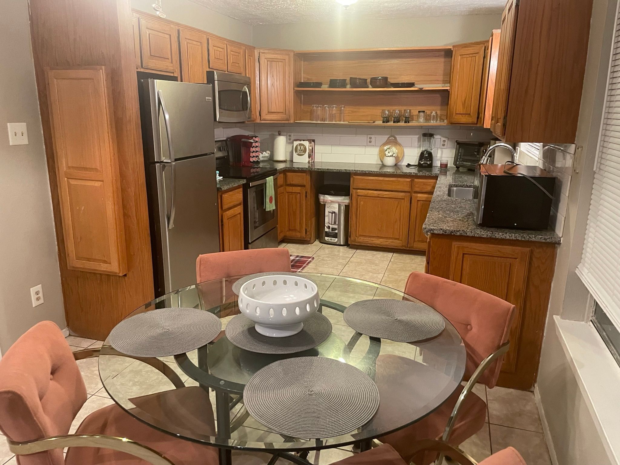 Refrigerador, microondas, horno y parrilla de estufa 