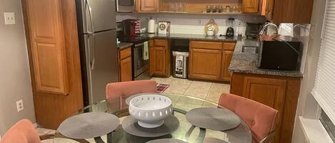 冷蔵庫、電子レンジ、オーブン、コンロ