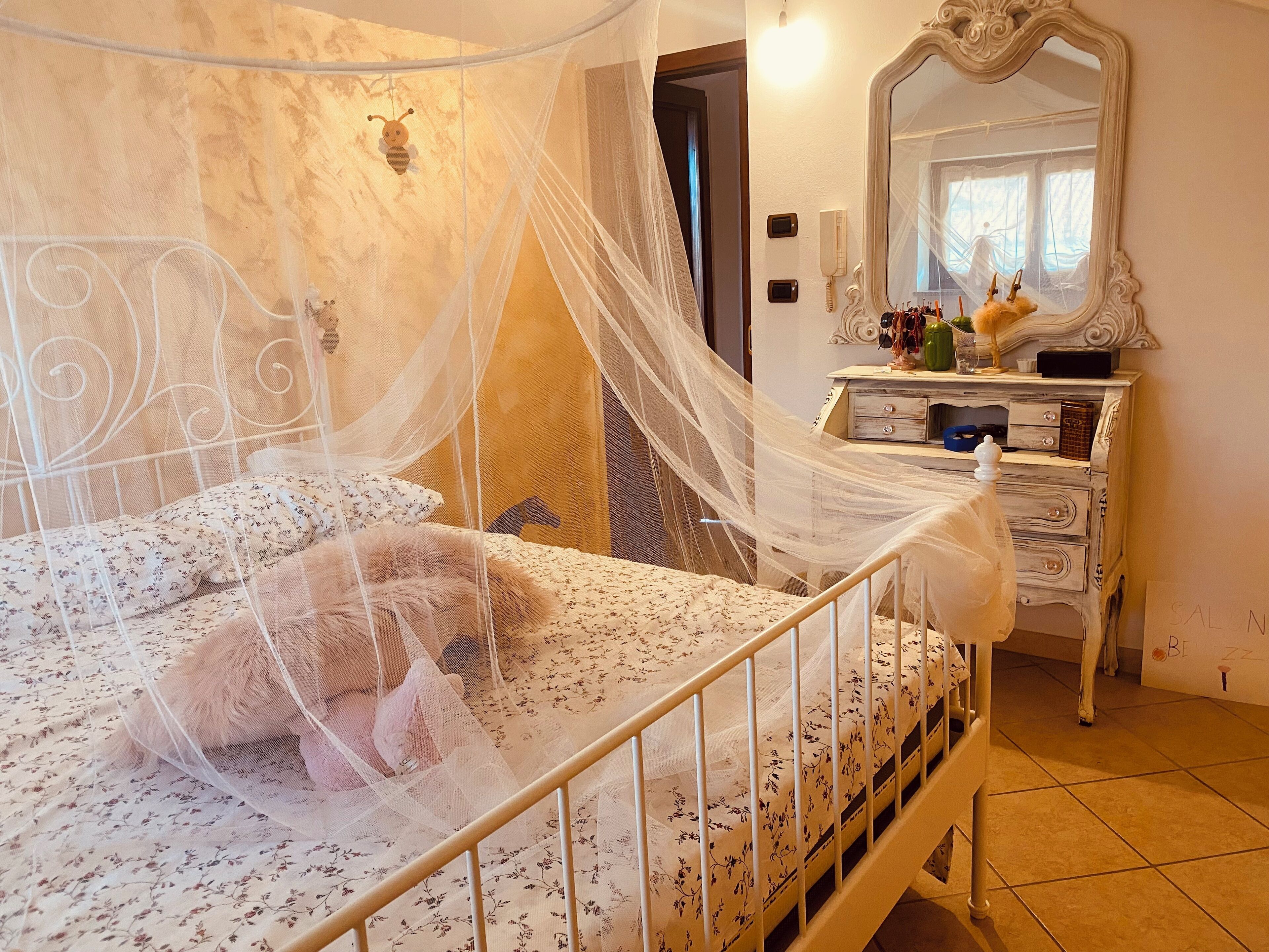 3 chambres, bureau, fer et planche à repasser, lit parapluie