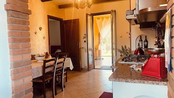 KĂŒhlschrank, Mikrowelle, Ofen, Herdplatte