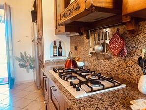 Een koelkast, een magnetron, een oven, een kookplaat