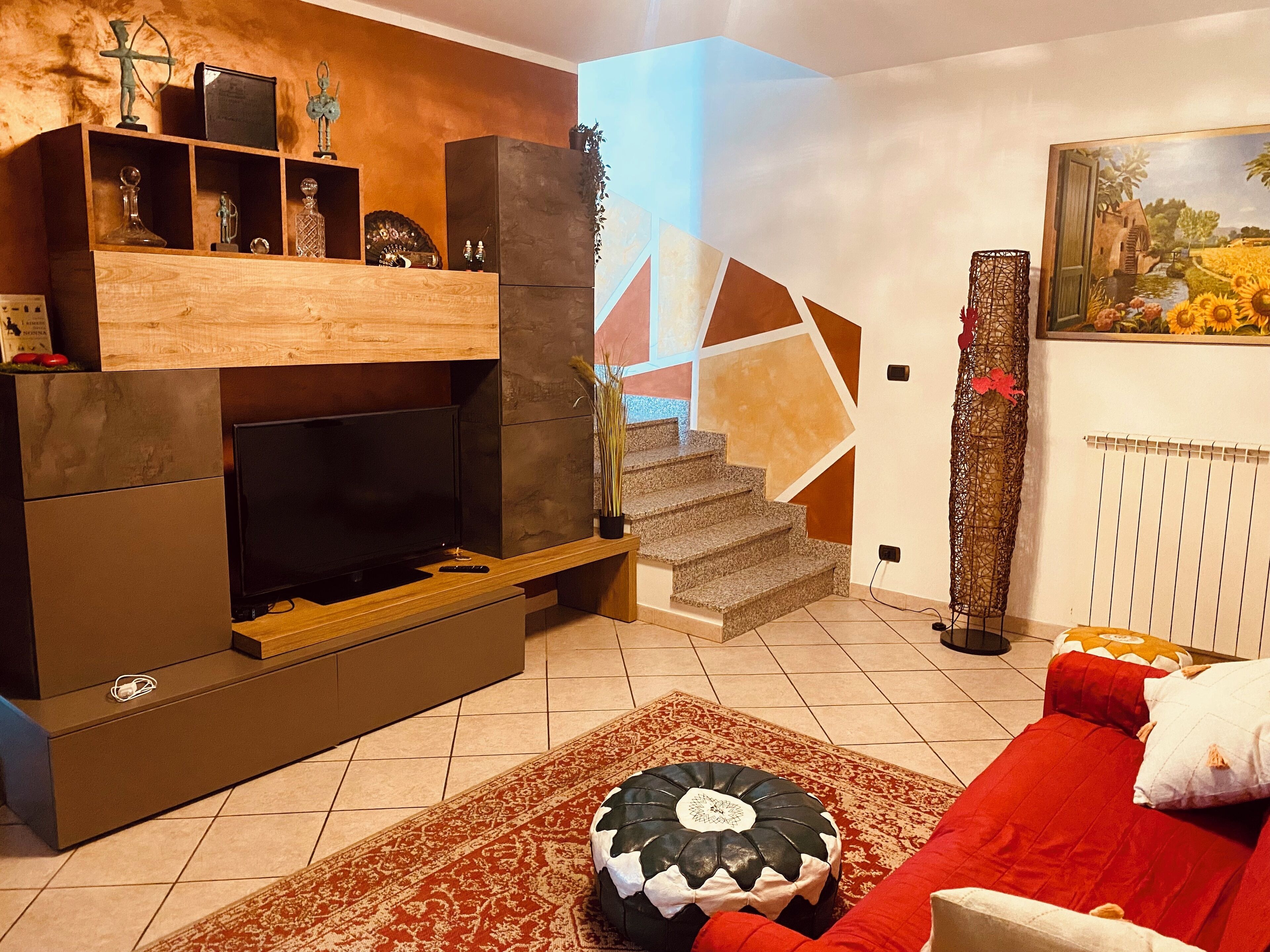 TV connectée, livres, chaîne hi-fi, écrans d'ordinateur