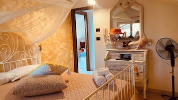 Schreibtisch, Bügeleisen/Bügelbrett, Reisekinderbett, kostenloses WLAN