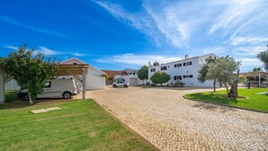 A residential area with cobblestone pathways, white buildings, and a clear blue sky. - Room 'Orange Blossom Grove -  2' with Shared Terrace, Wi-Fi and Air Conditioning (São Bartolomeu de Messines)