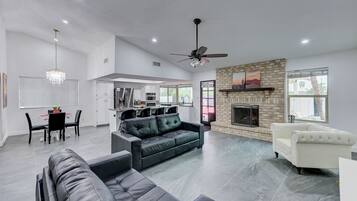 TV connectée, cheminée, jeux vidéo, baby-foot