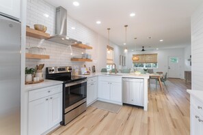 Mikrobølgeovn, ovn, kokeplater og oppvaskmaskin