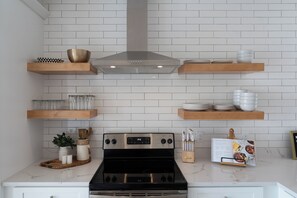 Mikrobølgeovn, ovn, kokeplater og oppvaskmaskin