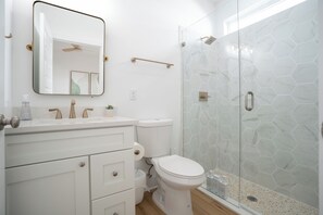 Haartrockner, Handtücher, Seife, Toilettenpapier
