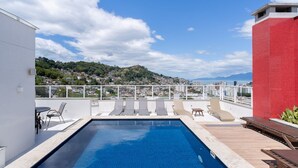 Outdoor pool - Fully Equipped Apartments in a Building With Pool 850m From the Beach in Downtown Floripa - Riis (Florianópolis)