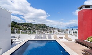 Outdoor pool - Fully Equipped Apartments in a Building With Pool 850m From the Beach in Downtown Floripa - Riis (Florianópolis)
