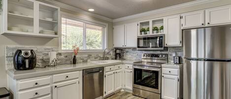 Geladeira, micro-ondas, cooktop, lava-louças