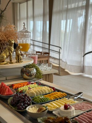 Free daily self-service breakfast  - Oasis do Mar Hotel (Itapema)