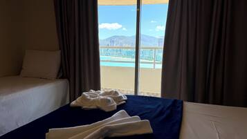 Minibar, desk, laptop workspace, free WiFi