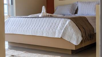 Suite Deluxe, vistas a la playa | Minibar, espacio para trabajar con un portátil, wifi gratis