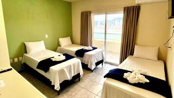 Tremannsrom – superior, 3 enkeltsenger, balkong, havutsikt | Minibar, skrivebord, skrivebord for bærbar PC og wi-fi (inkludert)