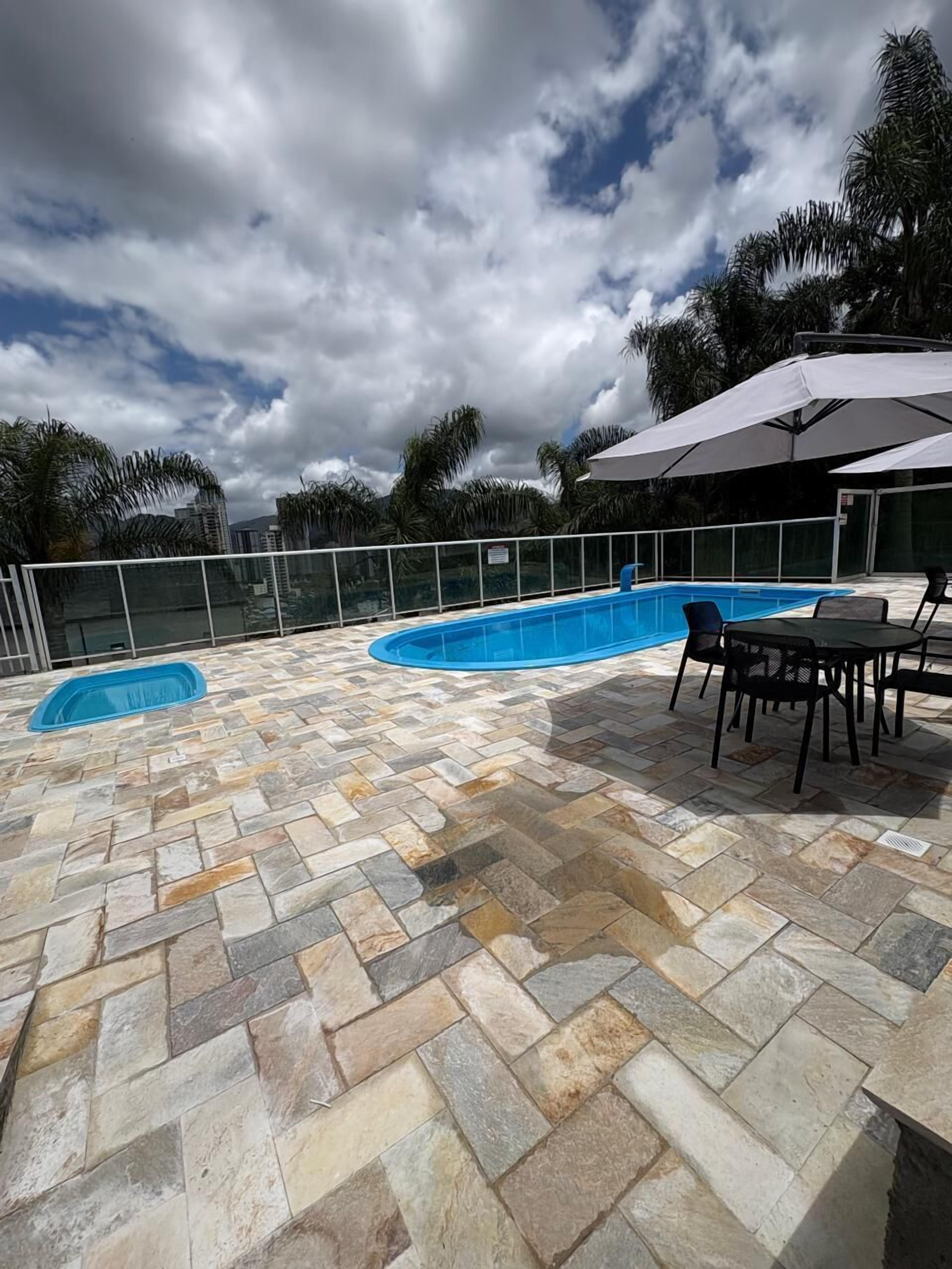 Piscina interna, guarda-sóis