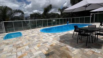 Una piscina cubierta, sombrillas