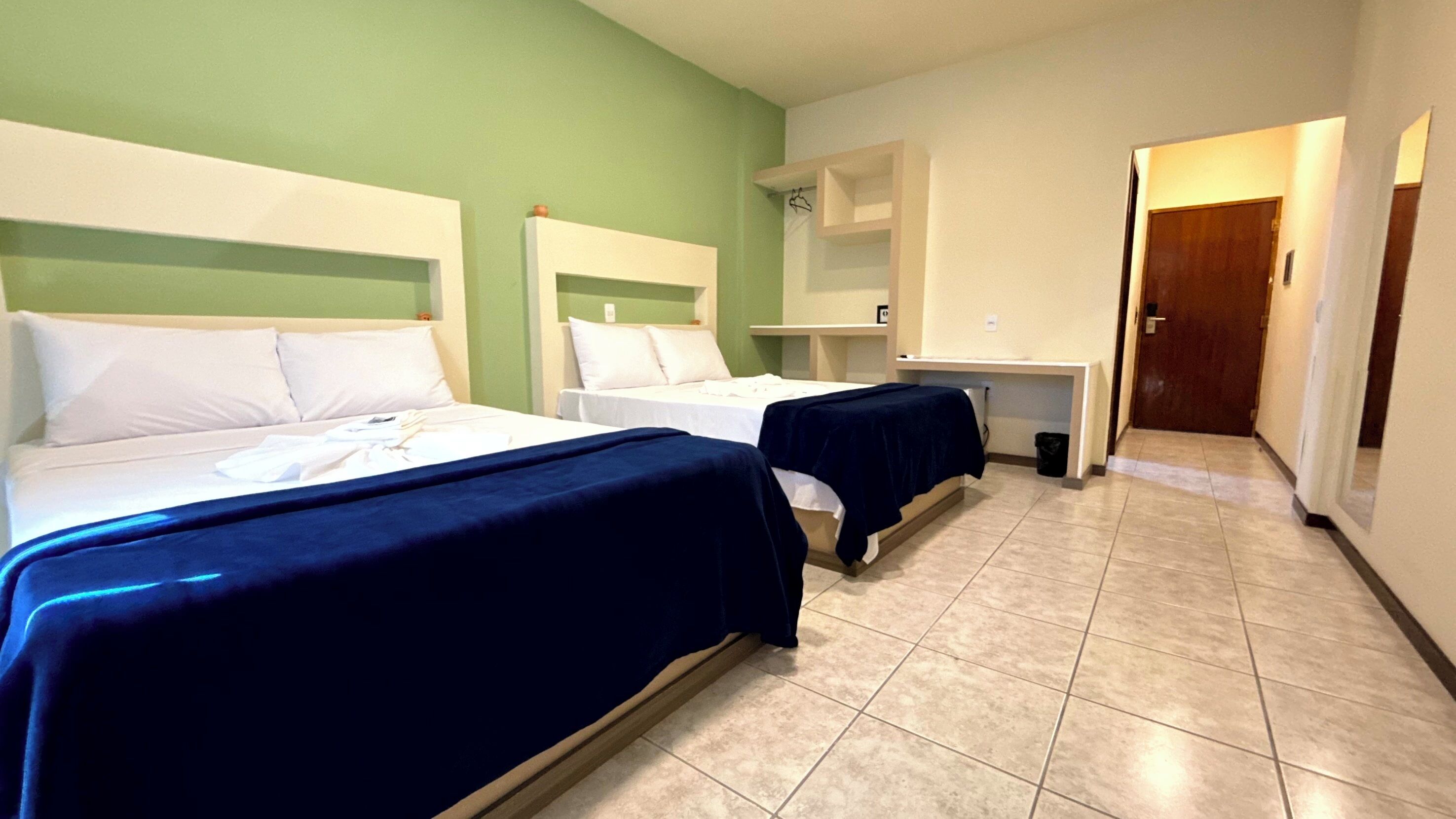 Habitación cuádruple superior, 2 camas matrimoniales, balcón, vista al mar | Minibar, escritorio, espacio para trabajar con laptop y wifi gratis 