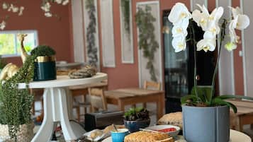 Desayuno de autoservicio incluido todos los días