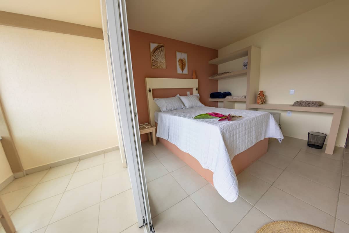 Superior kamer, balkon, uitzicht op het strand | Een minibar, een laptopwerkplek, gratis wifi, beddengoed