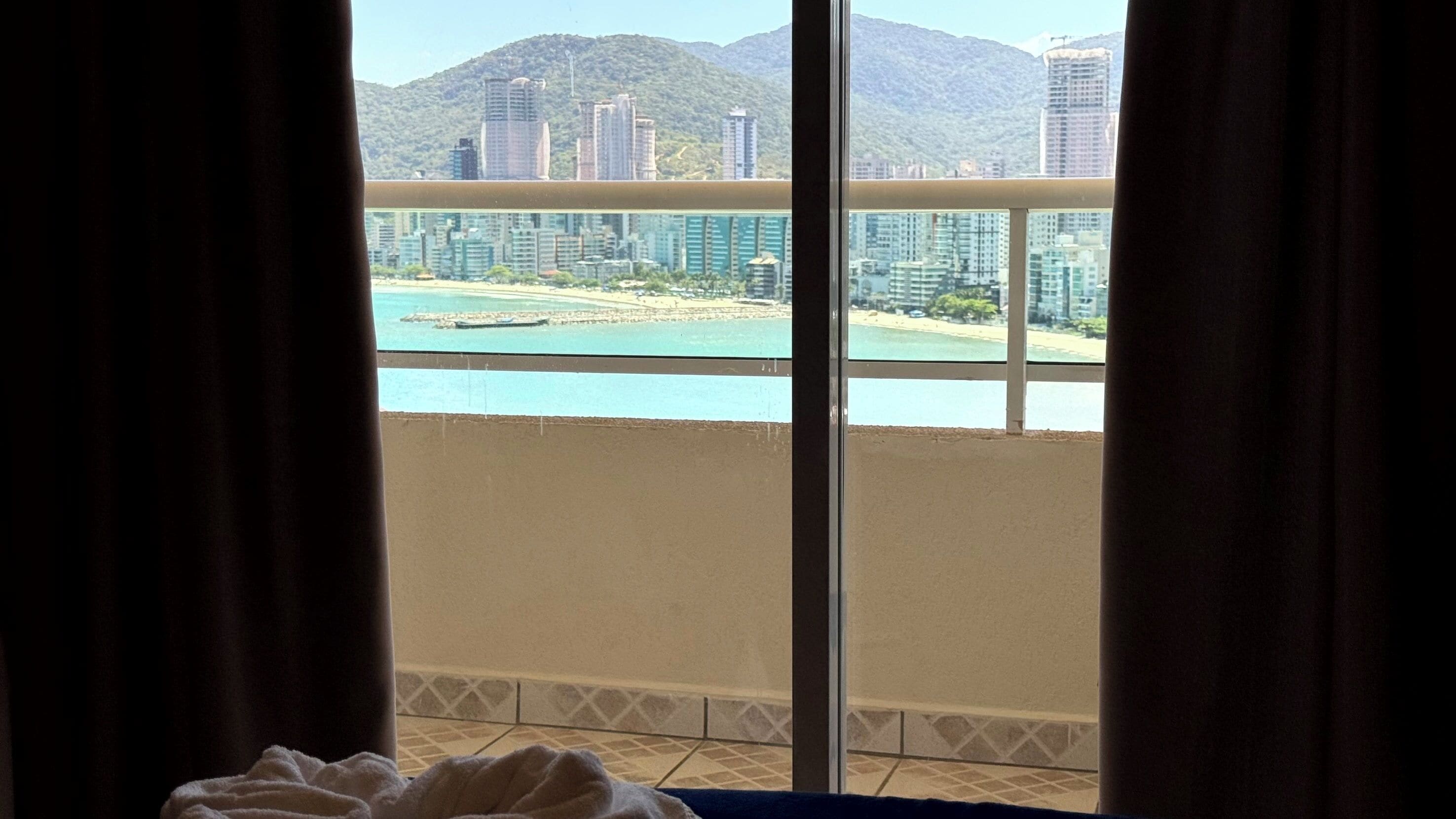 Frigobar, escrivaninha, espaço de trabalho para notebook