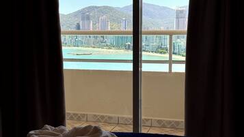 Frigobar, escrivaninha, espaço de trabalho para notebook