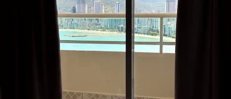 มินิบาร์, โต๊ะทำงาน, พื้นที่ทำงานแบบใช้แล็ปท็อป, Wi-Fi ฟรี