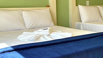 Quarto quádruplo superior, 2 camas de casal, sacada, vista para o mar | Frigobar, escrivaninha, espaço de trabalho para notebook