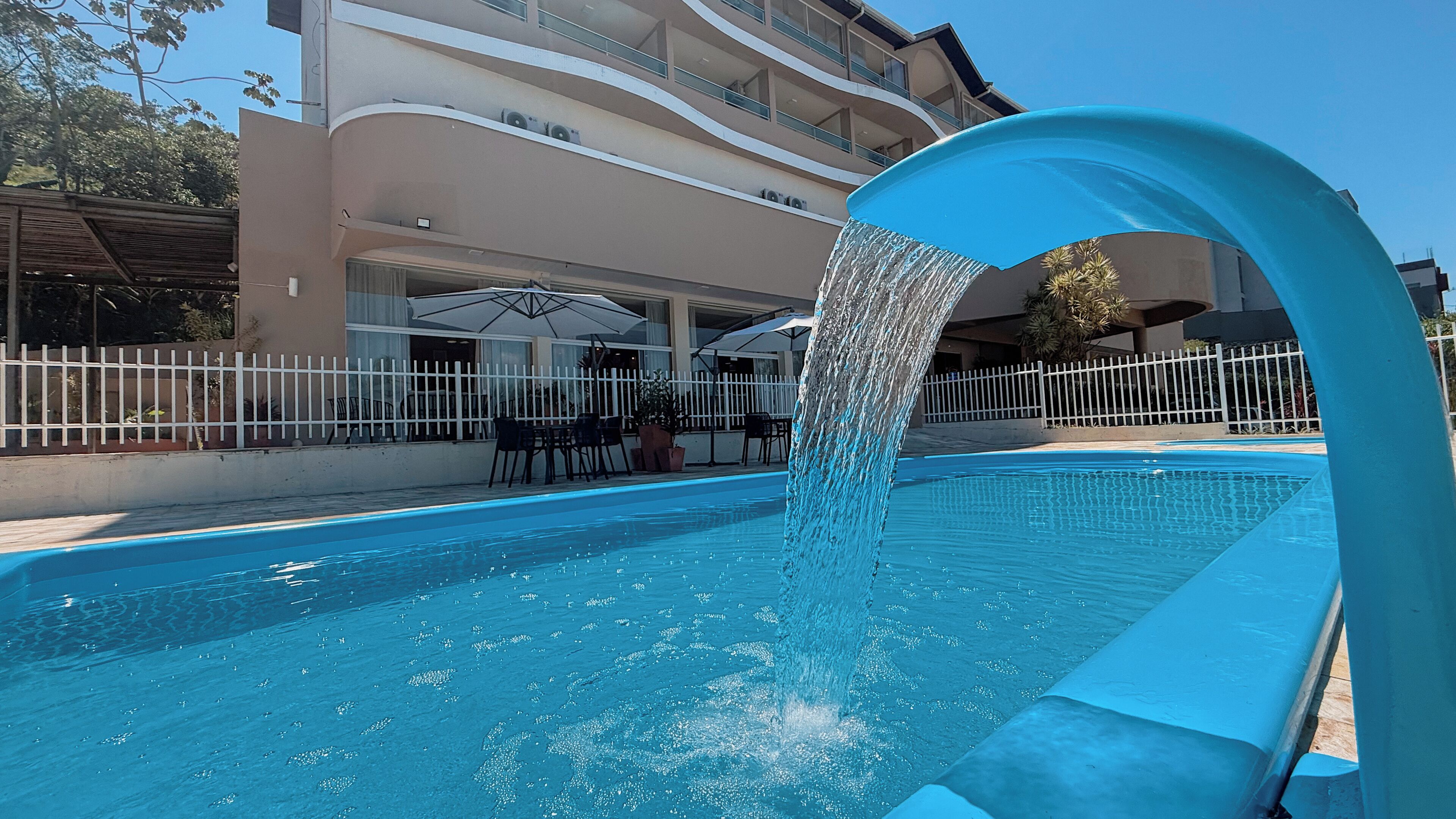 Una piscina techada, sombrillas