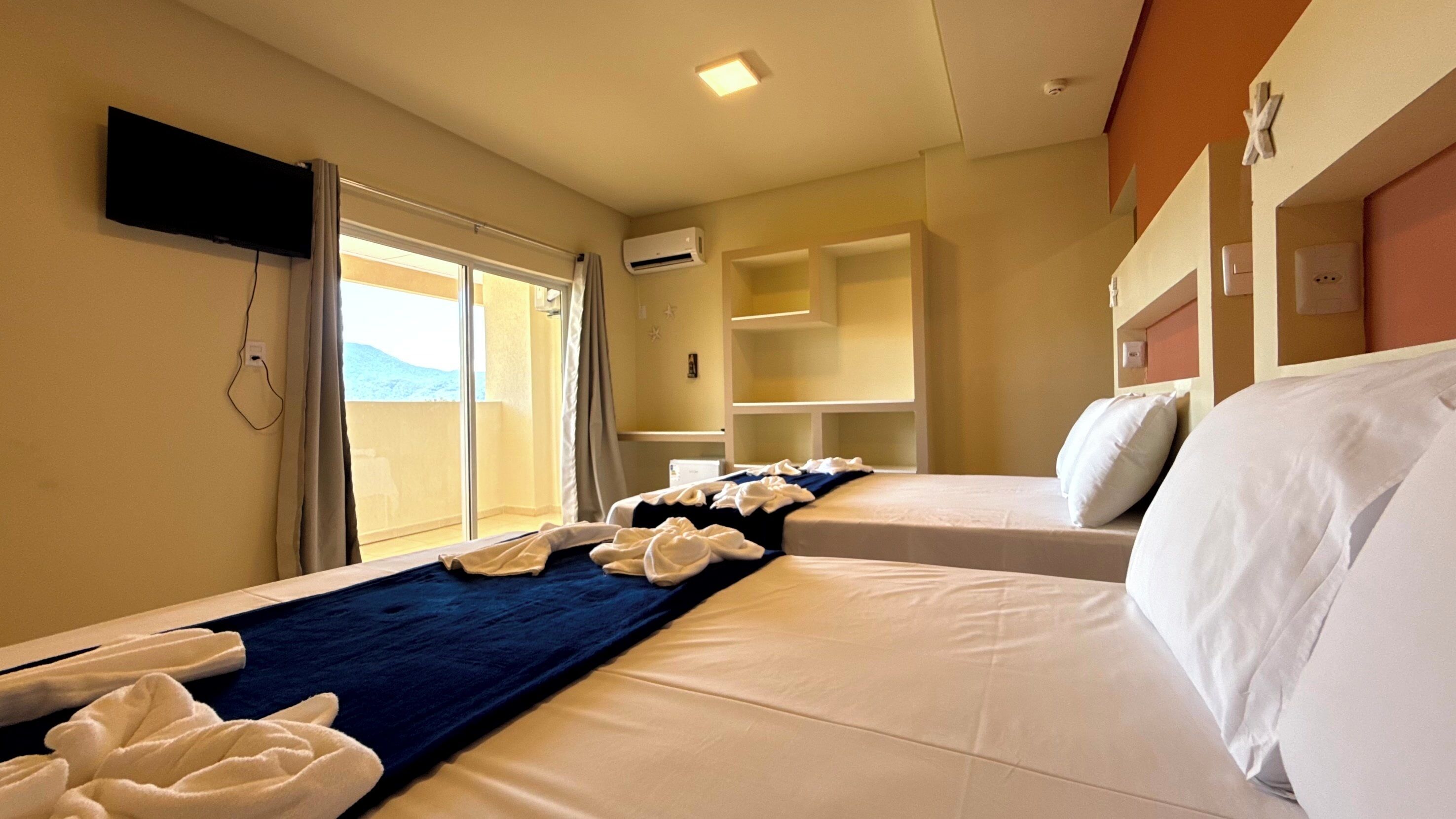 Habitación cuádruple estándar, 2 camas matrimoniales | Minibar, escritorio, espacio para trabajar con laptop y wifi gratis 