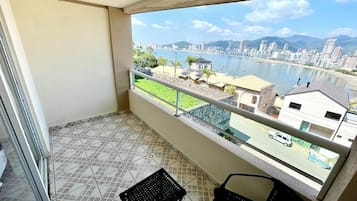 Quarto triplo superior, 3 camas de solteiro, sacada, vista para o oceano | Vista da sacada